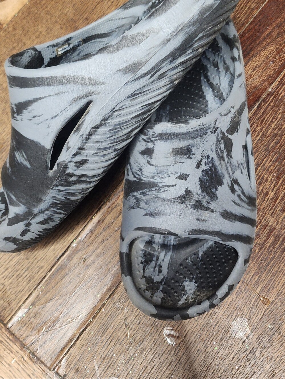 Men's Gray Marble Crocs Mellow, Size 11
